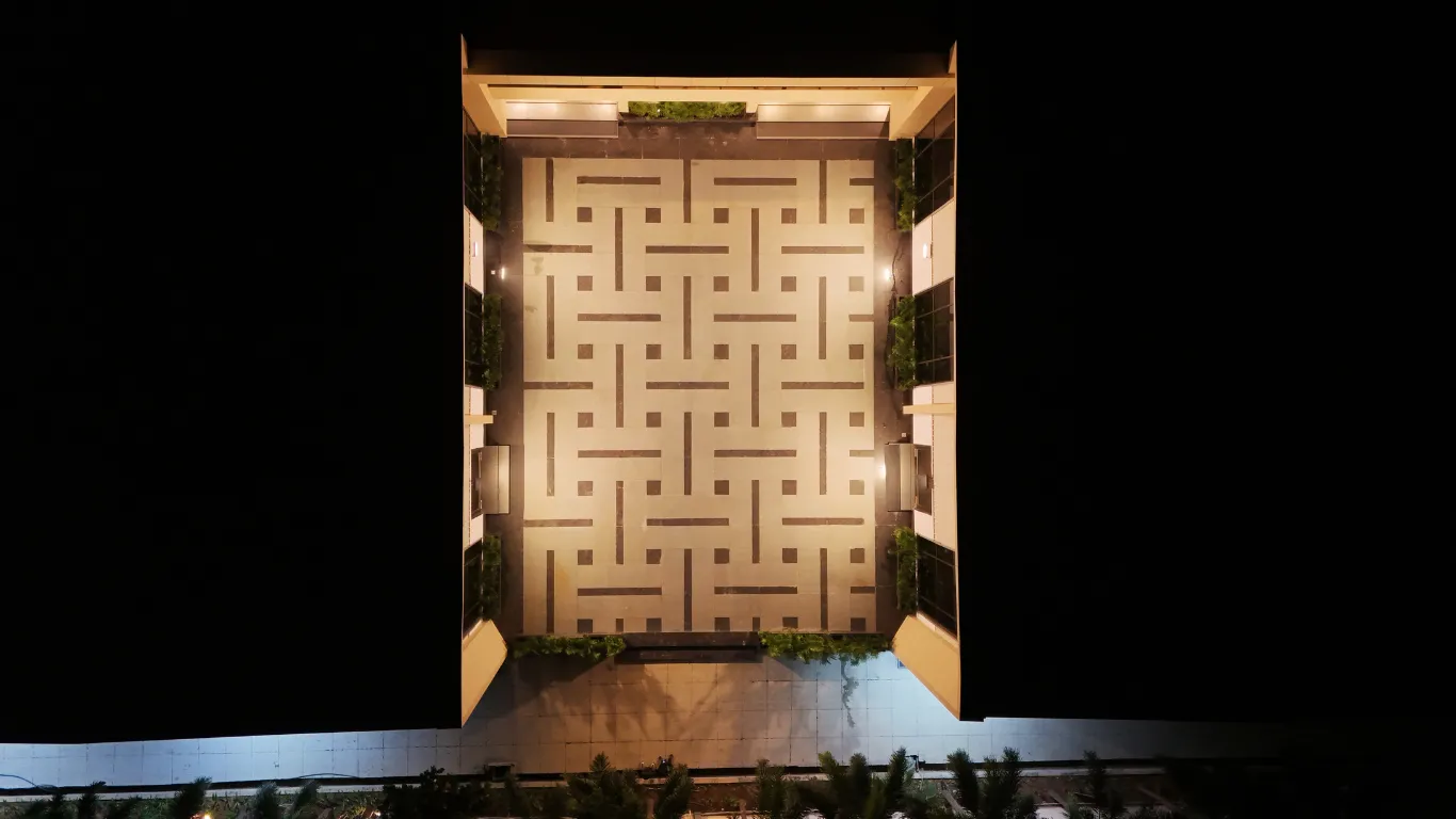 Regal Courtyard (No decor)