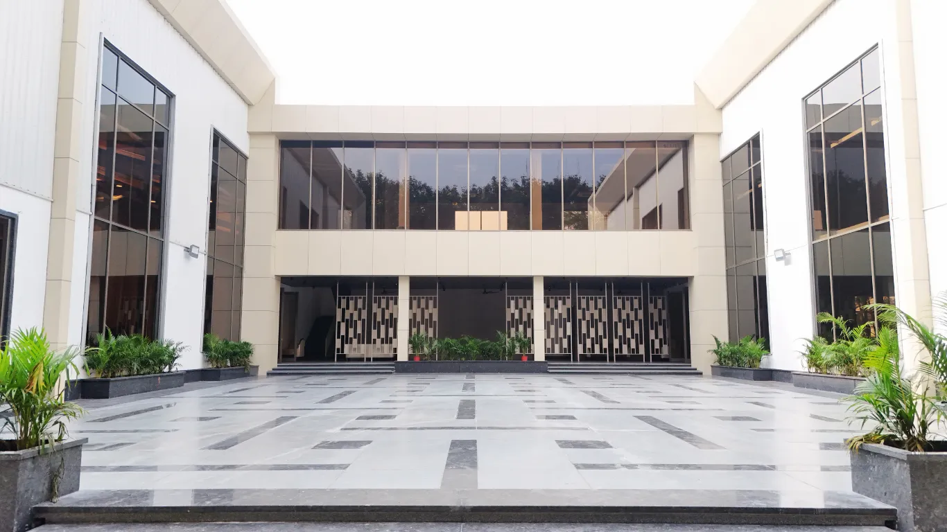 Regal Courtyard (Day, No Decor)